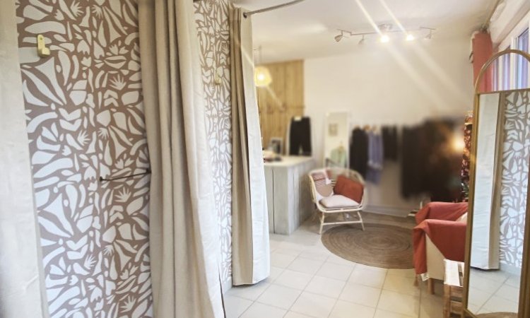 Agencement d'une boutique de vêtements dans le Médoc